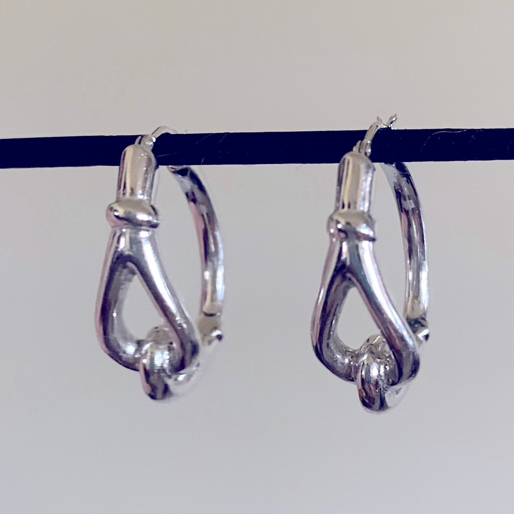 🤍Beautiful equestrian style silver oval hoop earrings Lisa Robertson Collection.